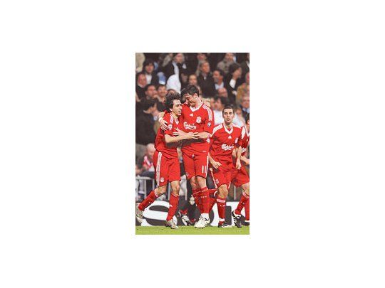 El israelí Yossi Benayoun y el español Albert Riera festejan el único tanto con el cual Liverpool derrotó a Real Madrid en el Santiago Bernabeu.