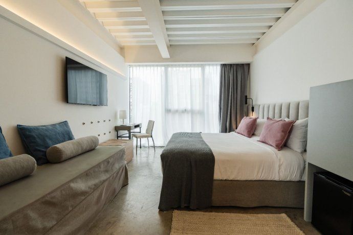 Its terrace, with a panoramic view of the city of Buenos Aires, has a bar and a pool. Its terrace, with a panoramic view of the city of Buenos Aires, has a bar and a pool.