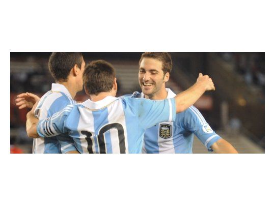 Festejo. Higuaín  y Messi fueron las estrellas de la goleada ante Chile.