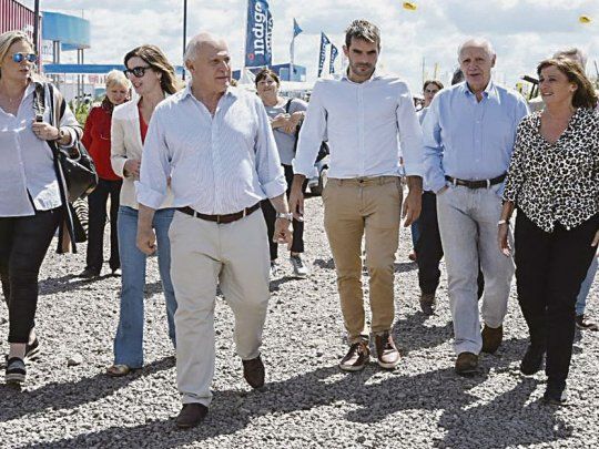 Lavagna y Miguel Lifschitz. El gobernador socialista de Santa Fe acompañó al exministro a una muestra del campo en San Nicolás. Los mandatarios peronistas quieren que compita en la PASO del PJ anti-K.