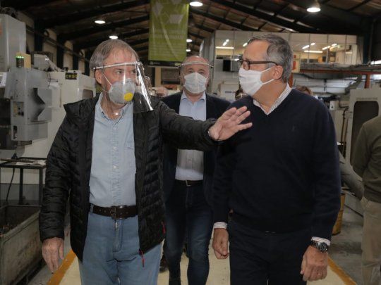 Avance. El gobernador Schiaretti, al recorrer una fábrica de bombas hidráulicas, dijo que pronto todas las industrias estarán trabajando.