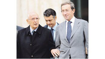El presidente de Italia, Giorgio Napolitano (izquierda), tiene en sus manos la salida a la crisis política italiana desatada tras la ruptura de Gianfranco Fini (derecha) con el Gobierno conservador.