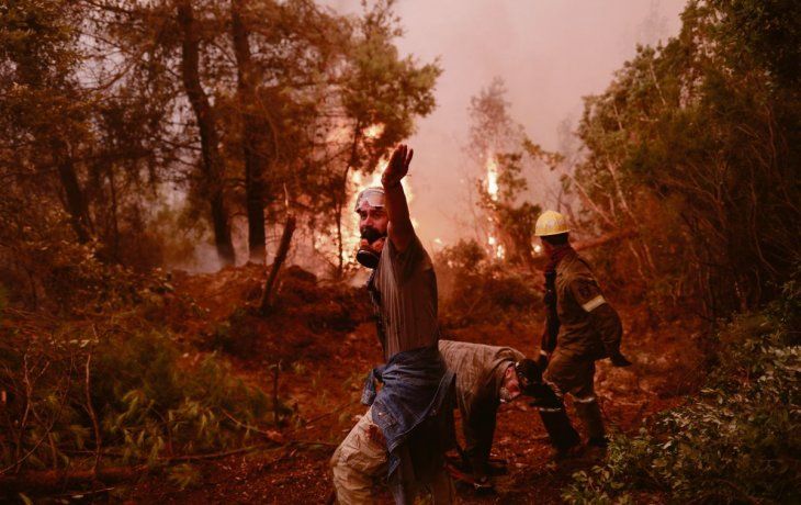 MUESTRA GRATIS. Voluntarios se desesperan para hacer frente a los incendios activos desde hace ocho días en varias islas de Grecia, como Evia (foto). La situación más dramática se produce en Eubea, ubicada 200 km al este de Atenas, donde los pueblos son asediados por las llamas y miles de personas debieron huir de sus hogares.&nbsp;