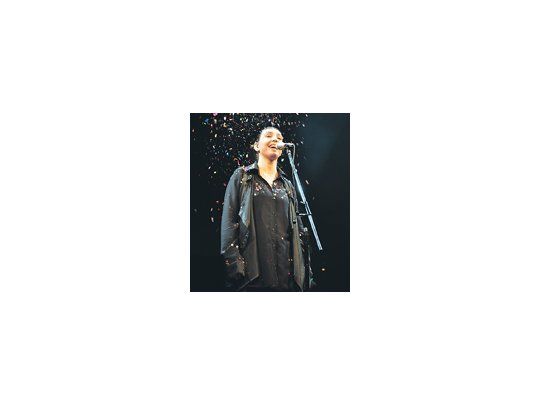 Adriana Calcanhotto interpretó los temas de su nuevo disco, donde hace un samba más intelectual y menos bailable que el habitual, en un concierto que, aunque algo reiterativo, resultó muy interesante.