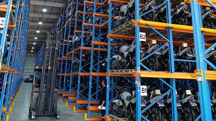 El sistema de almacenamiento en altura del complejo industrial, diseñado para optimizar los tiempos de acopio y distribución de la compañía. El sistema de almacenamiento en altura del complejo industrial, diseñado para optimizar los tiempos de acopio y distribución de la compañía.