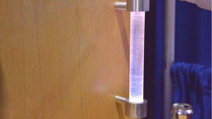 Dos jóvenes de Hong Kong crearon una manija que usa luz UV y materiales antimicrobianos para eliminar millones de bacterias en segundos.  