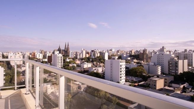 Vista hacia el centro de La Plata, la capital de la provincia donde se espera que la actividad inmobiliaria vuelva a recuperarse para el cierre de 2026.