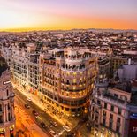 Vista áerea de Madrid, con la cúpula negra y dorada del Edificio Metrópolis, en la confluencia de la Gran Vía con la calle Alcalá Vista áerea de Madrid, con la cúpula negra y dorada del Edificio Metrópolis, en la confluencia de la Gran Vía con la calle Alcalá
