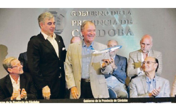 Vuelo. Schiaretti, ayer con el presidente de Aerolíneas Argentinas, Mario Dell’ Acqua, para incrementar la conectividad en la provincia. El cordobés fue el único que cerró el acuerdo con Nación por el déficit 2017.