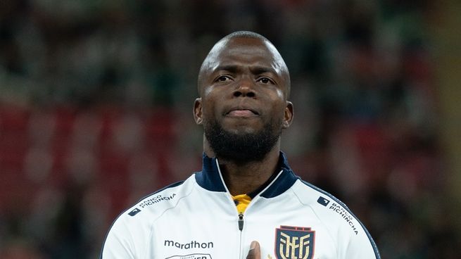 El goleador ecuatoriano protagonizó un insólito momento en su país.