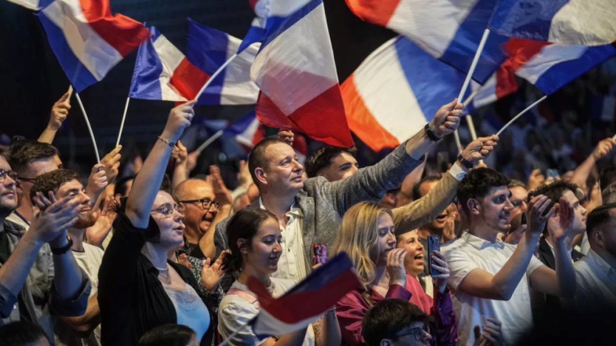 Voting has begun for the early elections called by Emmanuel Macron