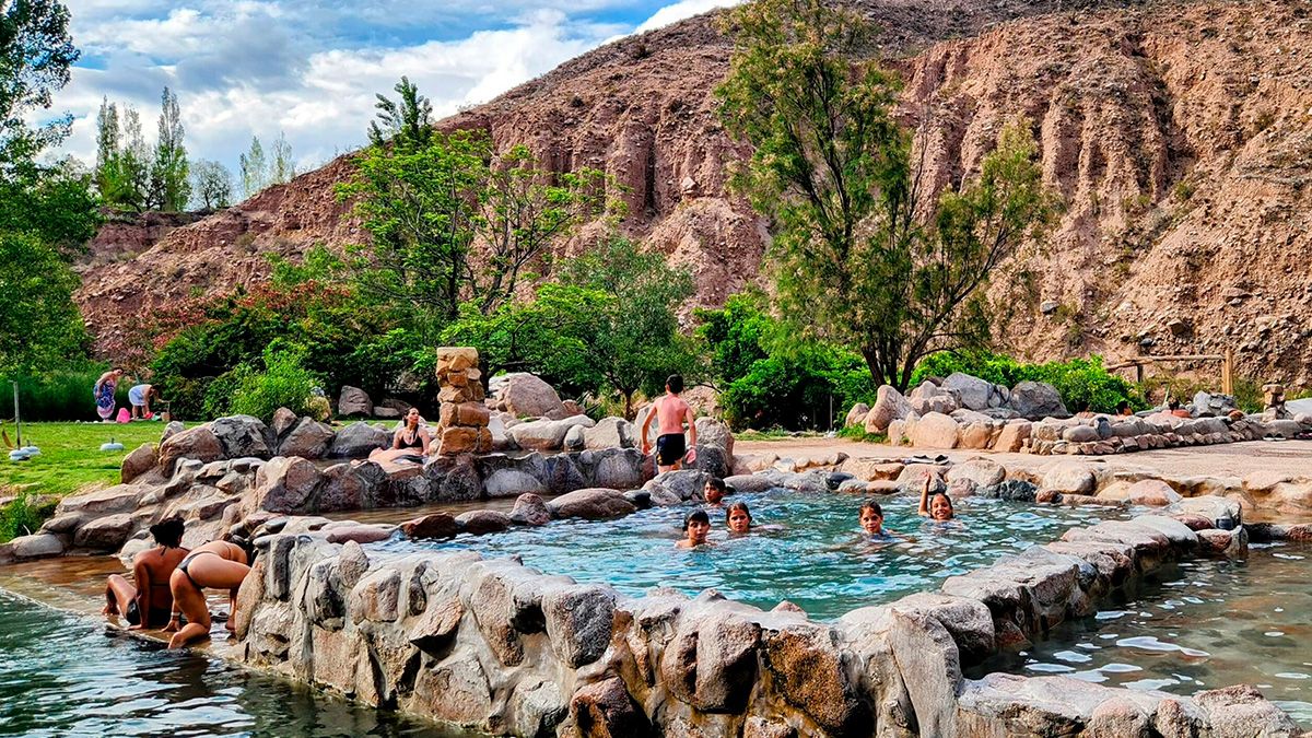 The hidden town in the mountains of Mendoza that has hot springs and incredible landscapes