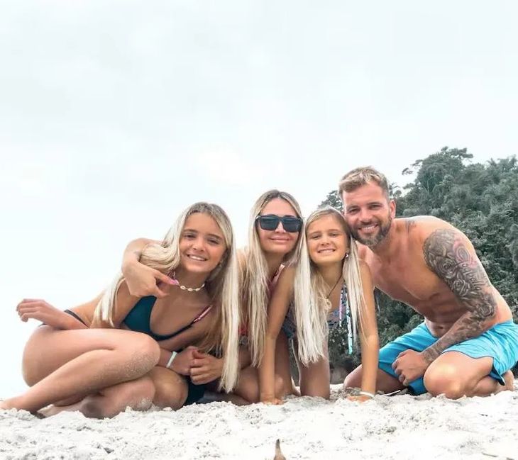 La exparticipante de Gran Hermano formo una gran familia con el futbolista demostrando cómo el amor puede cambiarlo todo La exparticipante de Gran Hermano formo una gran familia con el futbolista demostrando cómo el amor puede cambiarlo todo