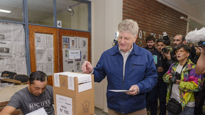 El gobernador peronista Sergio Ziliotto, al votar cerca de las 10 en la capital provincial.