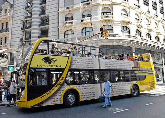 Inauguran bus turístico que visita atracciones porteñas (foto 1)
