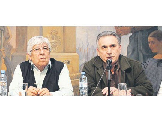 Candidato. Moyano junto a Juan Carlos Schmid, elegido por encima del hijo mayor del camionero.