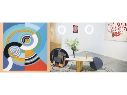 A la izquierda, “Poésie des mots poésie des couleurs”, de Sonia Delaway y, arriba, la pintura “Nada ocurre dos veces” de Tulio de Sagastizábal, uno de los 20 artistas argentinos convocados para “dialogar” con las obras de la cofundadora del Orfismo.