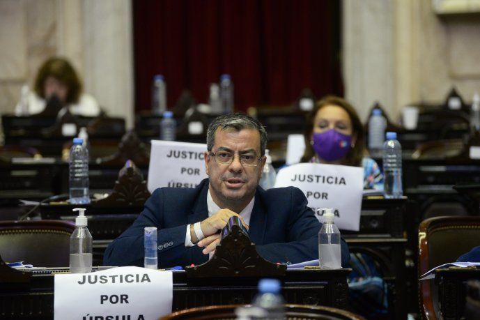 El reclamo de Justicia por Ursula, la joven asesinada en Rojas por su expareja policía, se coló en las bancas de los diputados.