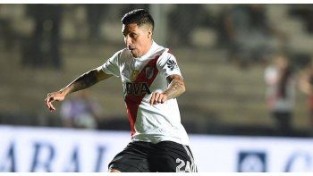 El mediocampista no pudo terminar el partido ante Lanús y sigue con dolores en su glúteo (Foto: @CARPoficial).