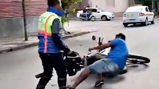 Taxista resistió una multa y el inspector de tránsito lo noqueó.&nbsp;