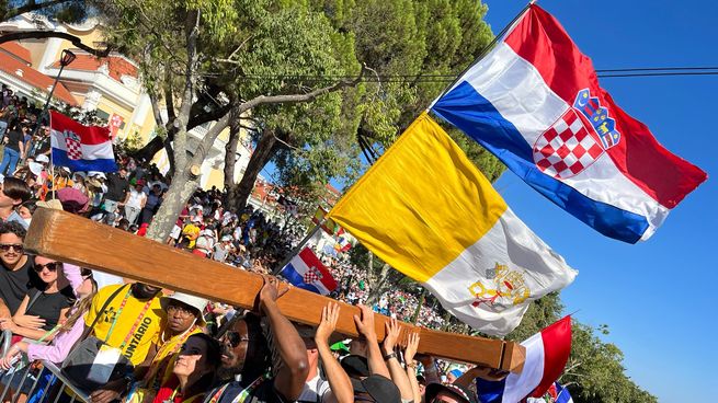 Los 500 mil jóvenes y cientos de banderas que recibieron al Papa en el Parque del evento trataron de respetar el espacio verde que se puso a disposición para el encuentro.&nbsp;