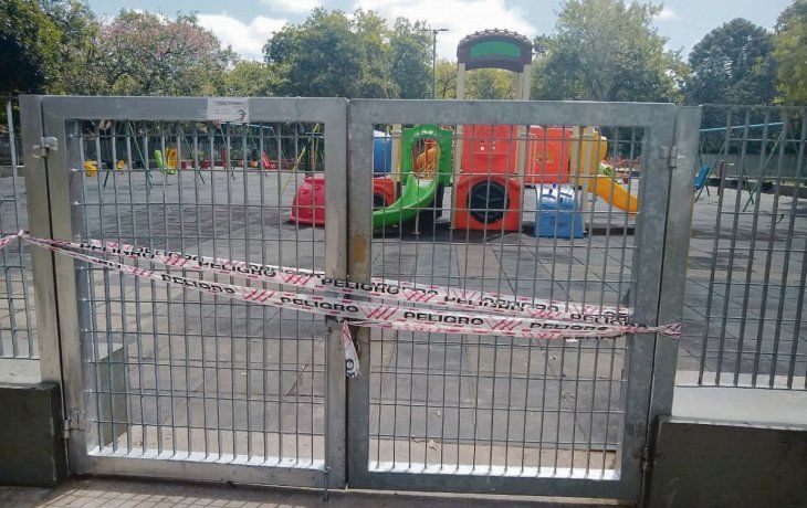 Solitaria. Las plazas y parques de la Ciudad de Buenos Aires estuvieron cerradas durante el d&iacute;a de ayer. Los padres y ni&ntilde;os se sorprendieron con el desolado escenario.