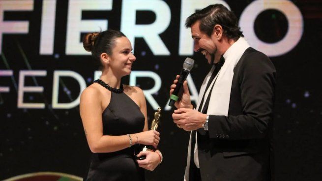 Matias Alé le propuso casamiento a su novia en el escenario de los Martin Fierro Federal.