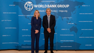 El ministro de Economía, Luis Caputo, y la Directora Gerente de Operaciones del Banco Mundial, Anna Bjerde. El ministro de Economía, Luis Caputo, y la Directora Gerente de Operaciones del Banco Mundial, Anna Bjerde.