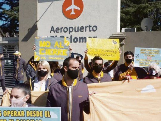 Rechazo. Empleados de compañías aéreas low cost vienen resistiendo al cierre de El Palomar, símbolo de la competencia en el sector que beneficio a muchos argentinos