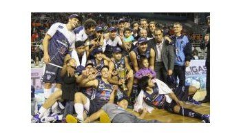 Peñarol festeja su segundo título de Interligas. (Gentileza: www.peñarolmardelplata.com).