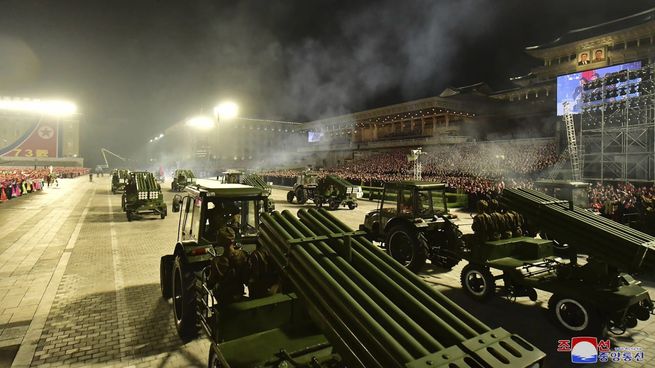 Tractores en lugar de misiles de largo alcance en el desfile por la fundación de Corea del Norte.
