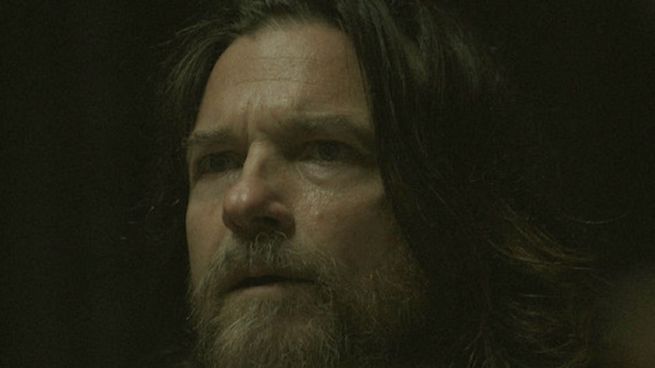Jude Law y Jason Bateman protagonizan Black Rabbit, la serie de Netflix que mezcla drama familiar y suspenso en una intensa Nueva York.