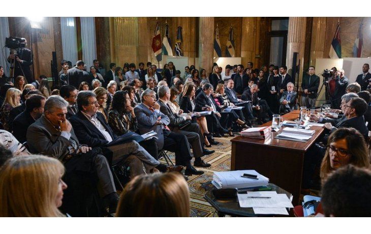 ámbito.com | Si bien aún se están cursando las invitaciones, desde la Comisión de Presupuesto y Hacienda de la Cámara alta se espera que los ministros de Educación, Esteban Bullrich, y de Desarrollo Social, Carolina Stanley, acudan a defender el texto aprobado en Dipu