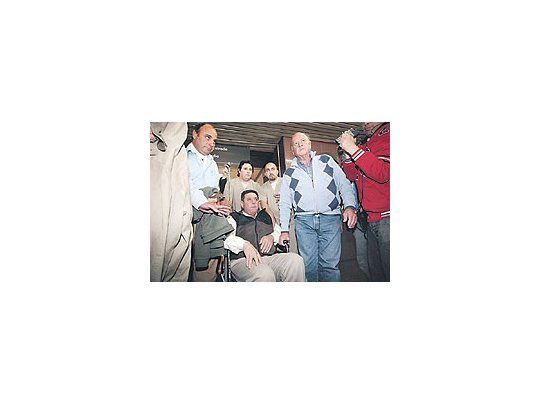 El ruralista Alfredo de Angeli, ayer, tras ser dado de alta en la Clínica Modelo de Paraná. Deberá guardar reposo absoluto por diez días, a causa del accidente aéreo que sufrió el miércoles.