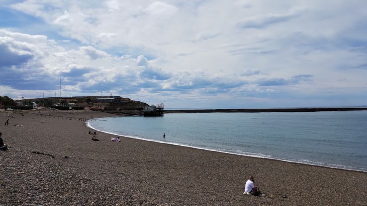 La costanera de Caleta Olivia, donde en temporada se puede divisar el paso de diferentes tipos de ballenas. La costanera de Caleta Olivia, donde en temporada se puede divisar el paso de diferentes tipos de ballenas.