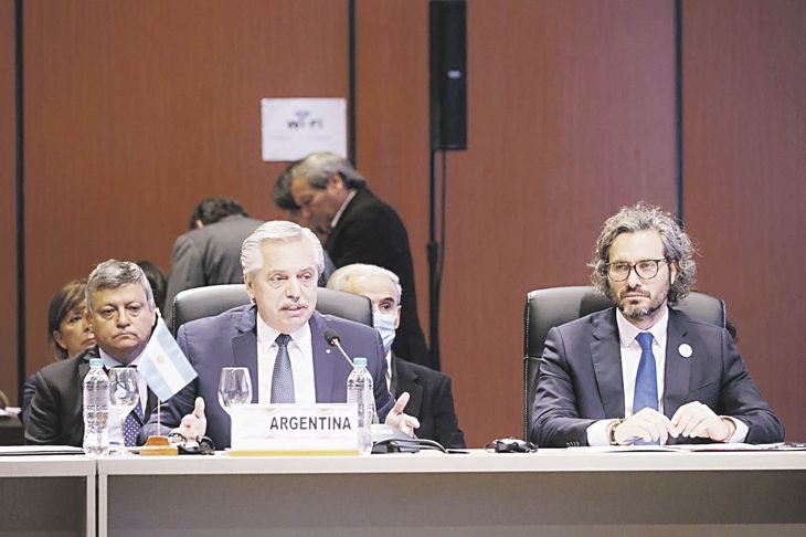 bloque. Alberto Fernández ayer durante su alocución en la LX Cumbre de Jefes de Estado del Mercosur junto a Santiago Cafiero.