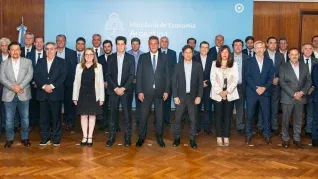 Transición. Gobernadores en ejercicio y electos del peronismo, Juntos por el Cambio y fuerzas provinciales se reunieron en el Palacio de Hacienda con el ministro de Economía, Sergio Massa, para acordar una compensación tras las modificaciones en Ganancias y el Impuesto al Valor Agregado.