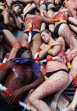 Los activistas simularon estar cubiertos de sangre