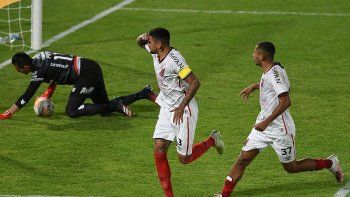 Gol de capitán. Lucho González abrió la cuenta para A. Paranaense.