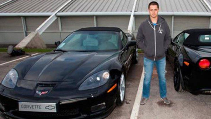 El Chevrolet Corvette C6 Z06 Convertible de Chicharito, que en la actualidad puede llegar a valer más de u$s140.000 La compra del mismo la hizo en su paso por Manchester y el carro no lo pudo sacar de Europa, por lo que lo tiene guardado en dicha ciudad. El Chevrolet Corvette C6 Z06 Convertible de Chicharito, que en la actualidad puede llegar a valer más de u$s140.000 La compra del mismo la hizo en su paso por Manchester y el carro no lo pudo sacar de Europa, por lo que lo tiene guardado en dicha ciudad.