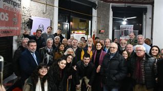 Leonel Chiarella junto a referentes de la UCR porteña. Leonel Chiarella junto a referentes de la UCR porteña.