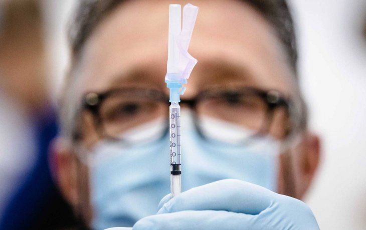 AstraZeneca debía entregar 180 millones de dosis a la Unión Europea, pero sólo garantiza un tercio del contrato.