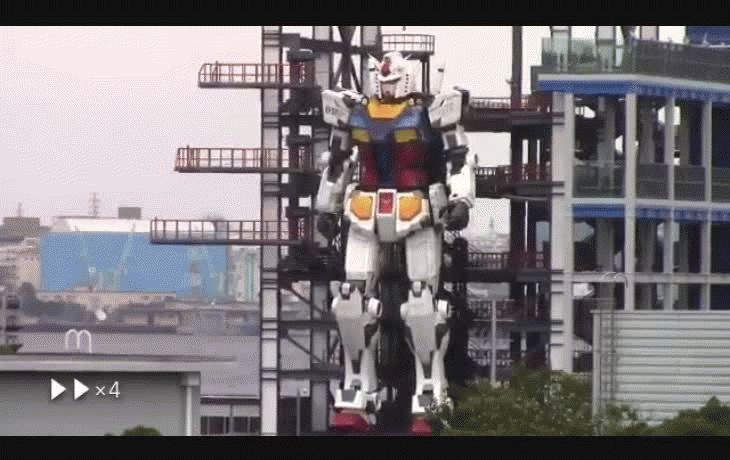 El robot Gundam de 25 toneladas realiza movimientos similares a una caminata