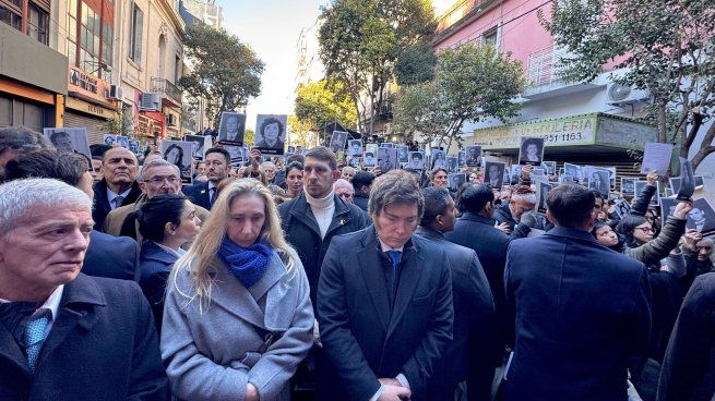 Javier Milei ya se encuentra presente en el acto conmemorativo por el atentado a la AMIA.