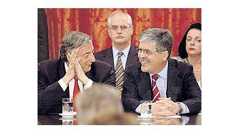 El presidente Néstor Kirchner y el ministro de Planificación, Julio De Vido, presentaron ayerel nuevo plan nuclear argentino que incluye el enriquecimiento de uranio. Esta actividadhabía dejado de realizarse en los 80.