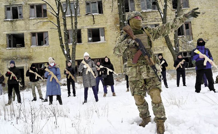 REFUERZOS. EE.UU envió el fin de semana un nuevo contingente de tropas a Polonia.   Un grupo de civiles ucraniano recibe entrenamiento del ejército.