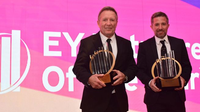Los ganadores de la categoría Master del Entrepreneur of the Year EY 2024 fueron Daniel y Christian Otero de Lucciano’s, quienes desarrollaron un modelo innovador líder en la elaboración y venta de helados artesanales localmente y con fuerte presencia internacional.&nbsp;