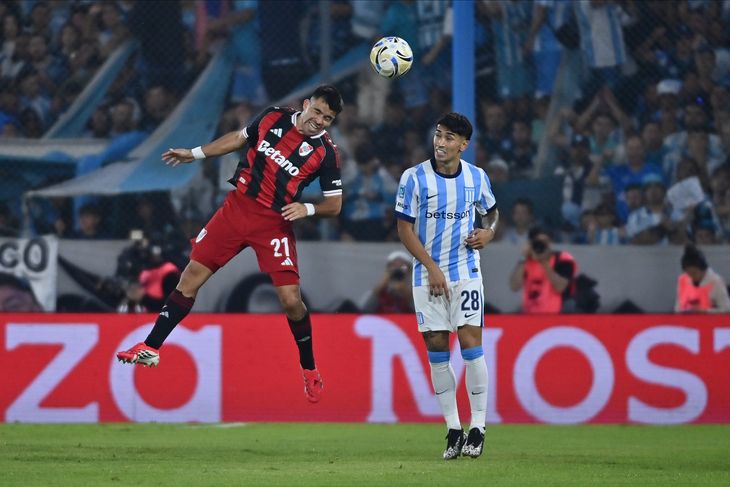 River fue el primer equipo grande en sumarse a esta moda de la publicidad de casas de apuestas en las camisetas. Comenzó en 2022 con Codere y el año pasado cambió a Betano. En tanto Racing cerró acuerdo con Betsson, la misma empresa que tiene Boca. River fue el primer equipo grande en sumarse a esta moda de la publicidad de casas de apuestas en las camisetas. Comenzó en 2022 con Codere y el año pasado cambió a Betano. En tanto Racing cerró acuerdo con Betsson, la misma empresa que tiene Boca.