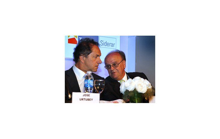 ámbito.com | El Gobernador bonaerense, Daniel Scioli, junto al presidente de la UIA, José Ignacio de Mendiguren, durante el acto de apertura de la 18va Conferencia Industrial Argentina.