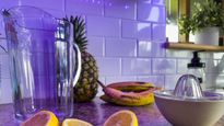 El batido mágico de plátano y piña que los expertos recomiendan para el dolor muscular
